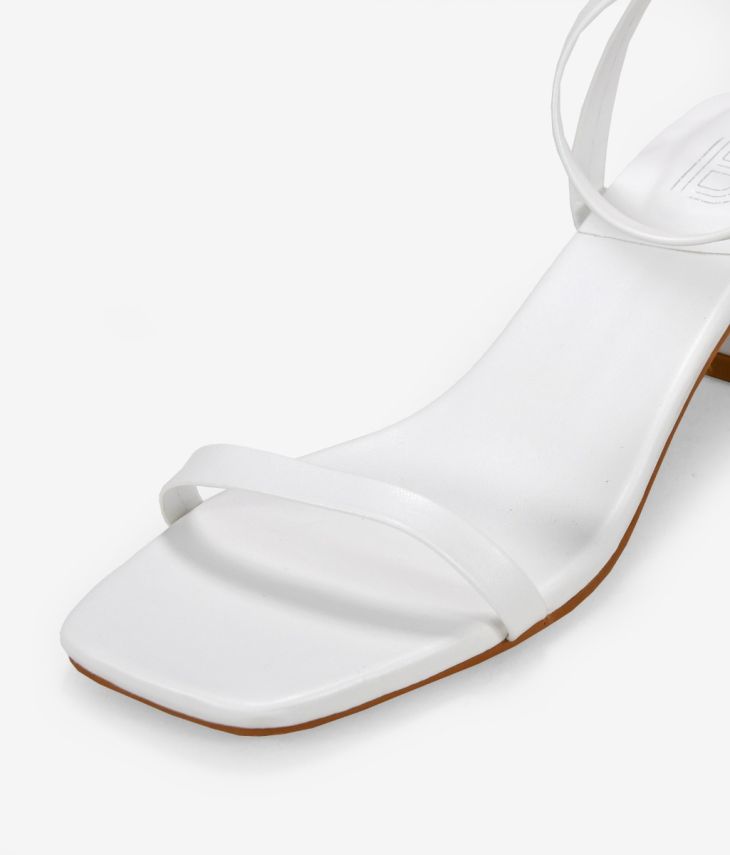 Sandalias blancas con tacón