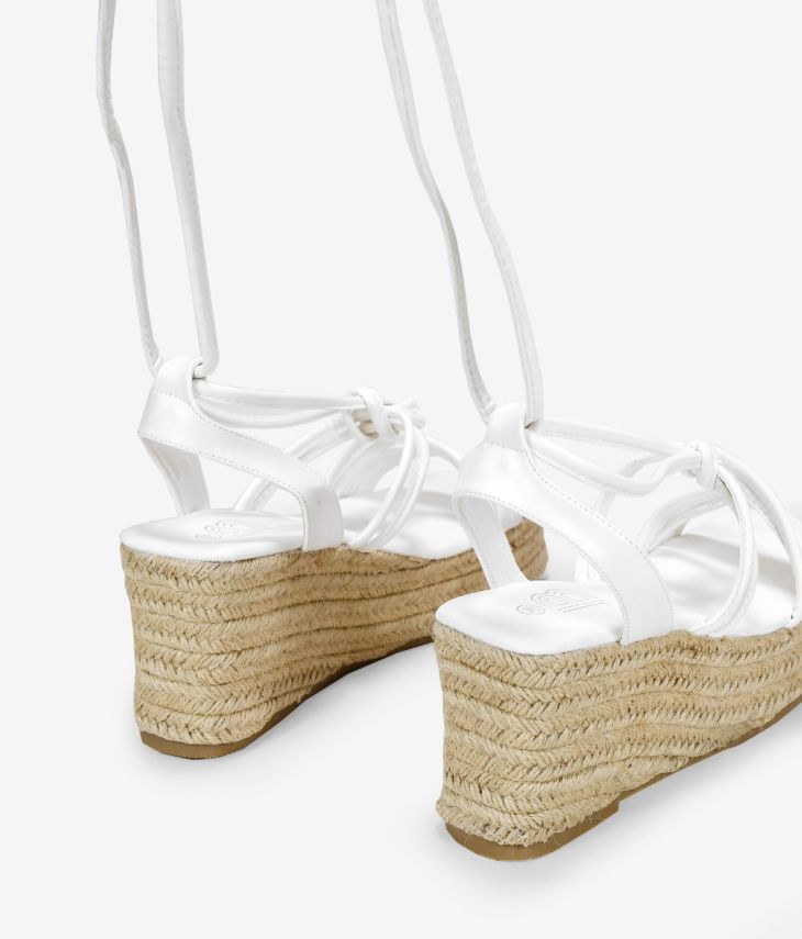 Weiße Sandalen mit Riemen