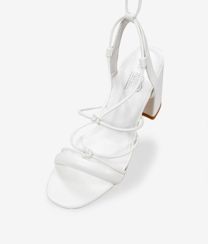 Weiße Sandalen mit Schnüren