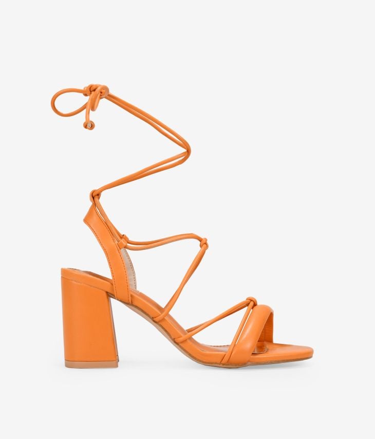 Orangefarbene Sandalen mit Seilen