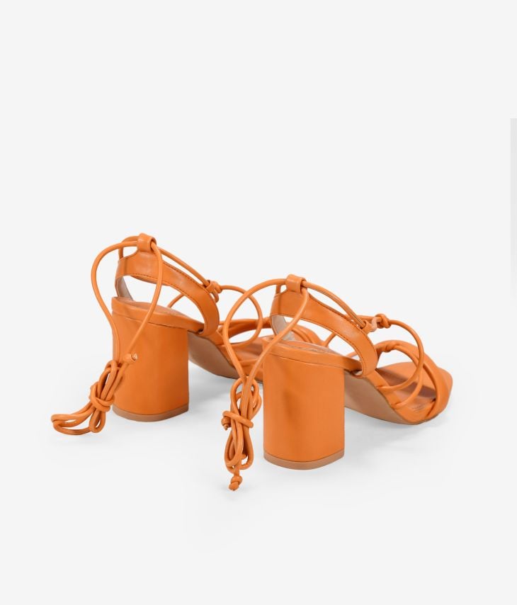 Sandalias de tacón naranjas con cuerdas