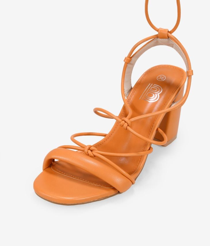 Orangefarbene Sandalen mit Seilen