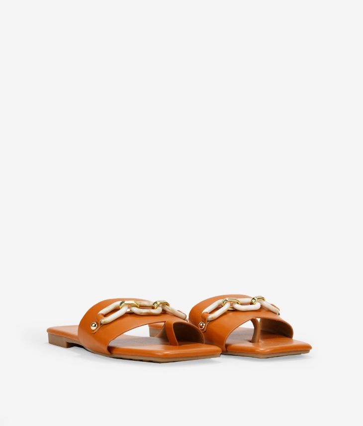 Sandales plates orange avec chaîne