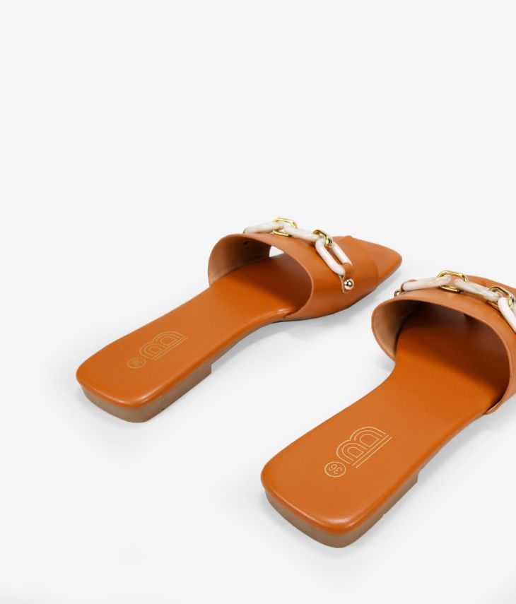 Sandales plates orange avec chaîne