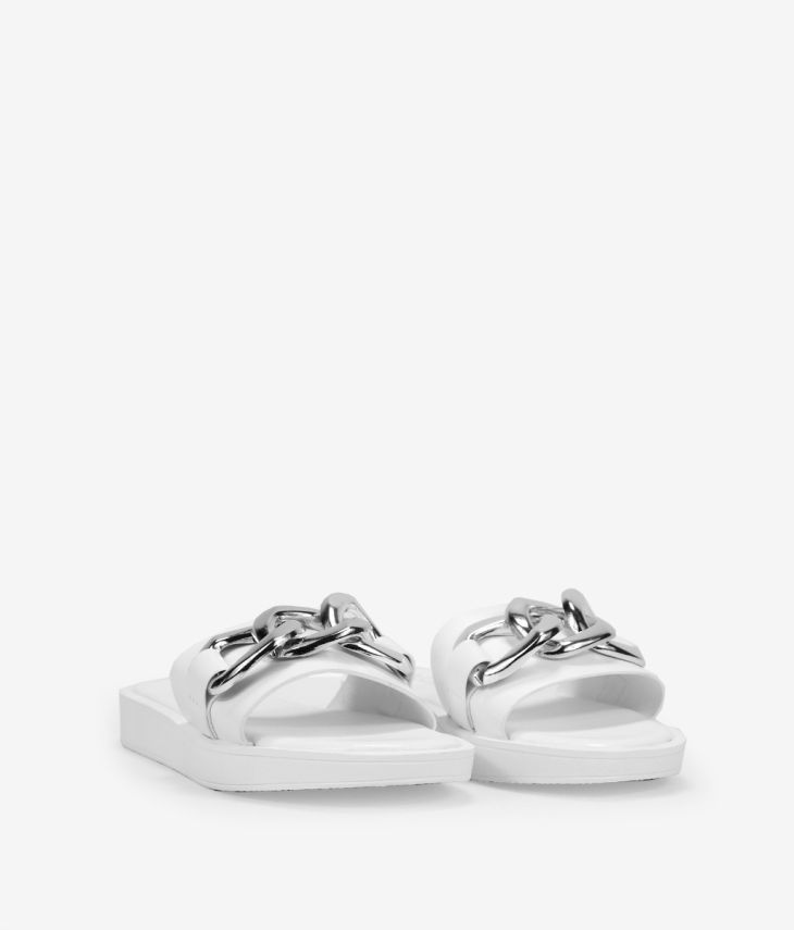 Sandales blanches avec chaîne