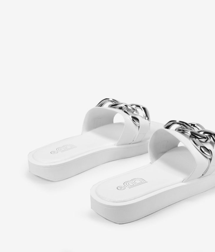 Sandalias planas blancas con cadena de eslabones