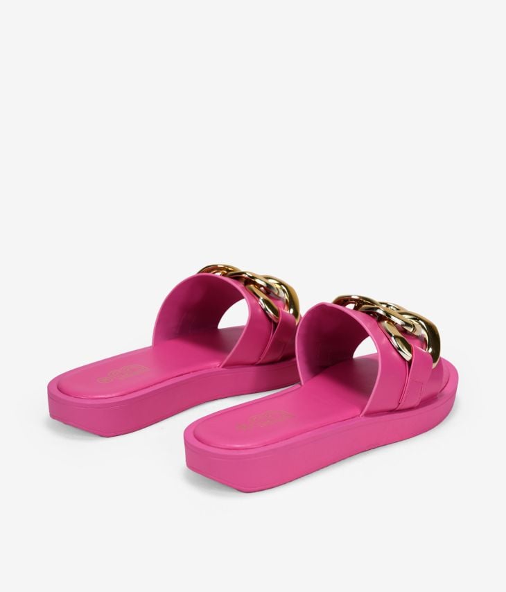 Sandalias planas rosas con cadena de eslabones