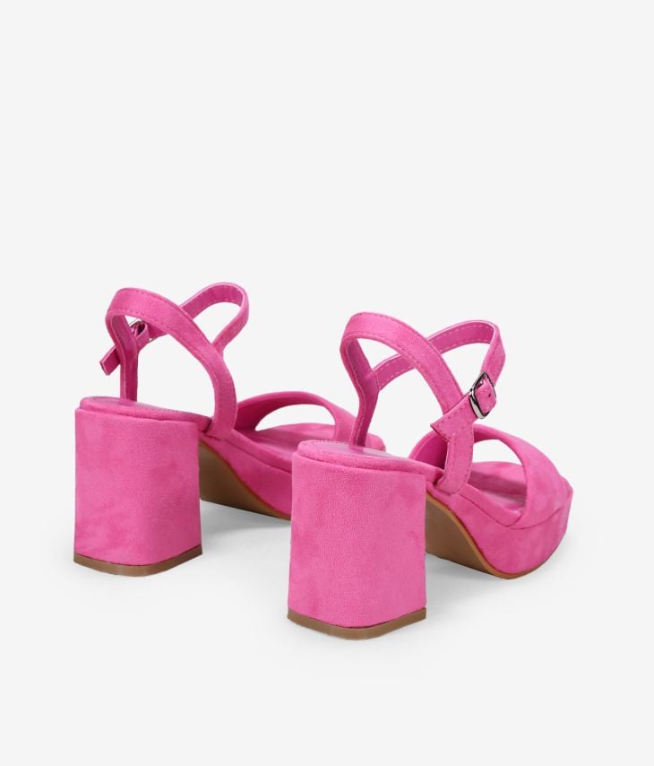 Sandália rosa com salto largo