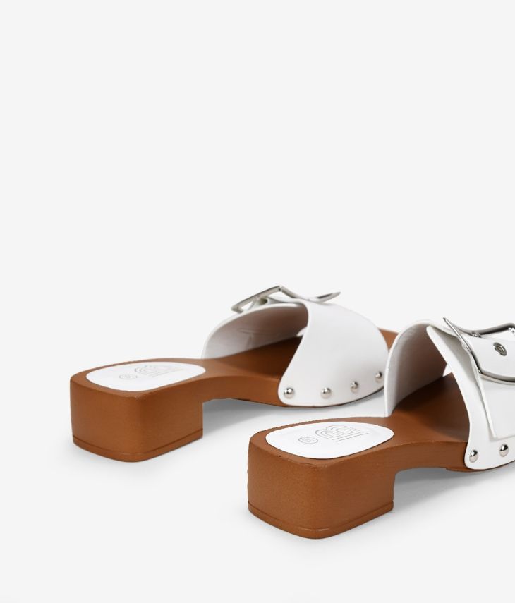 Sandália branca com sola efeito madeira