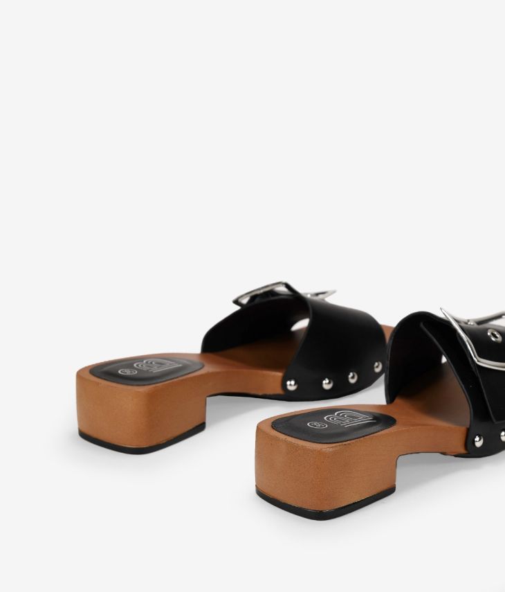 Sandália preta com sola efeito madeira