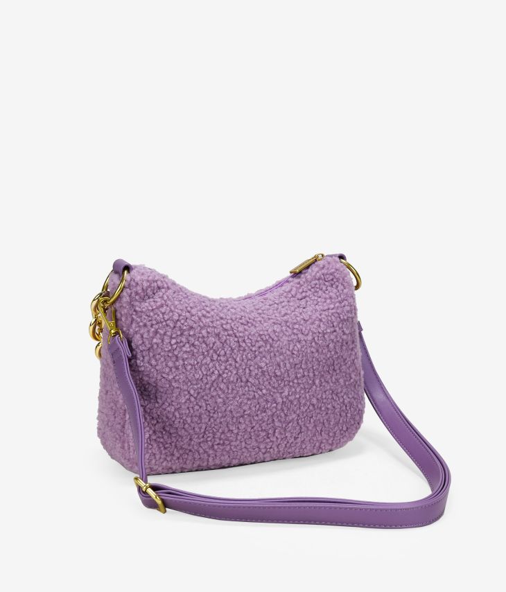 Bolsa de ombro lilás com cabelo cacheado