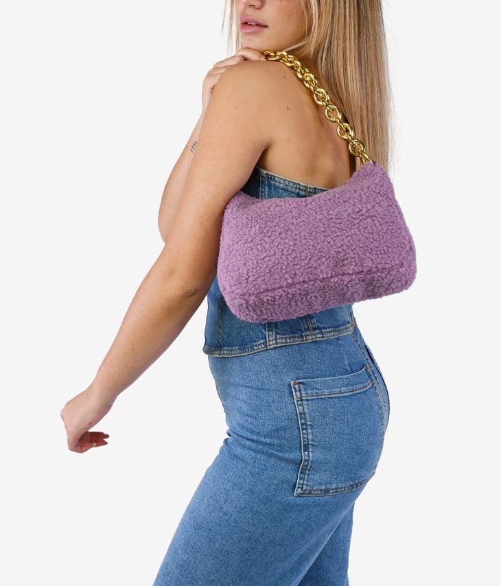 Bolsa de ombro lilás com cabelo cacheado
