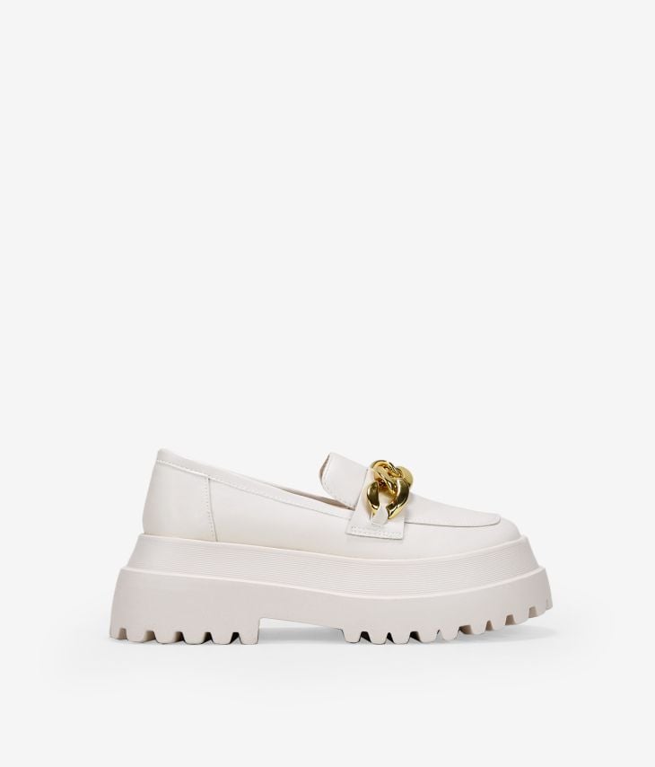 Beige moccasin with chain