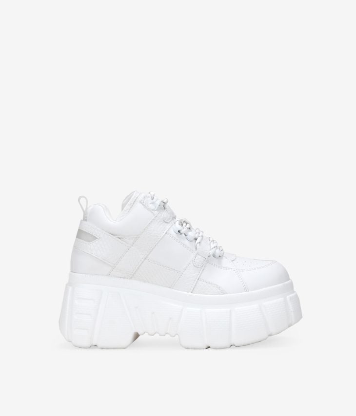 Weiße Sneaker mit Plateau