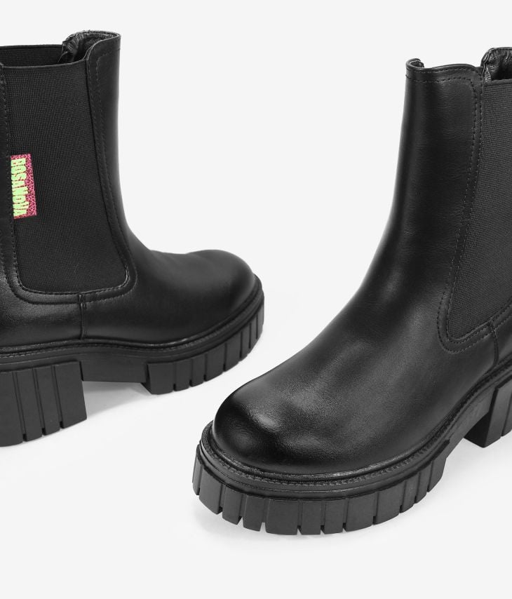 Black boots with elastics