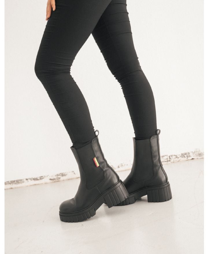 Black boots with elastics