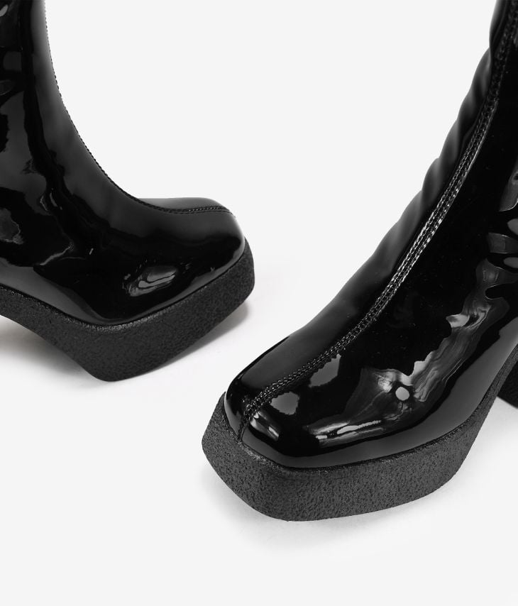Schwarze Stiefeletten aus elastischem Lackleder mit Absatz und Plateau