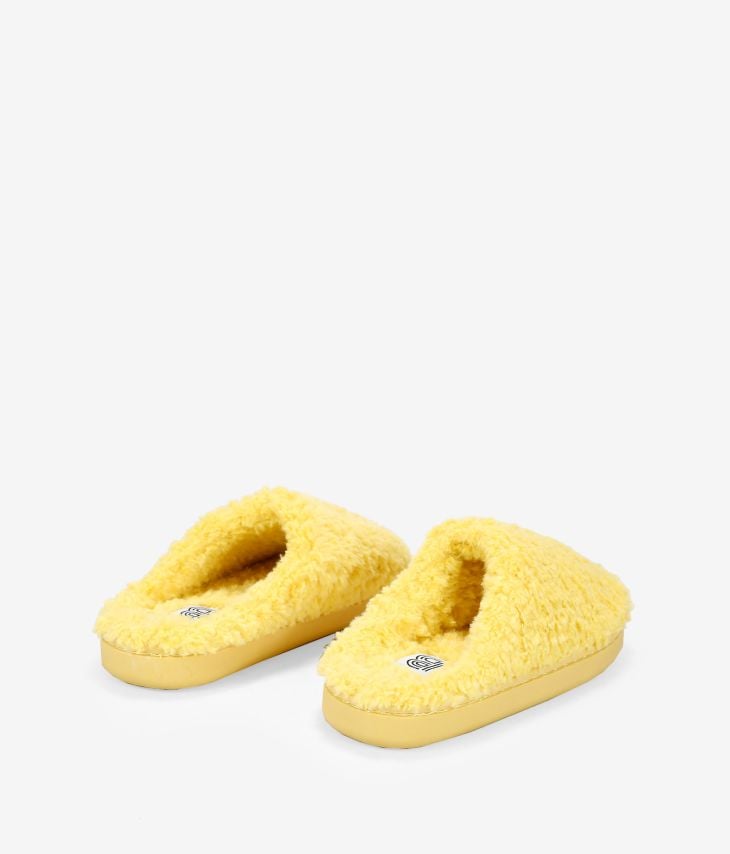 chaussons en fourrure jaune