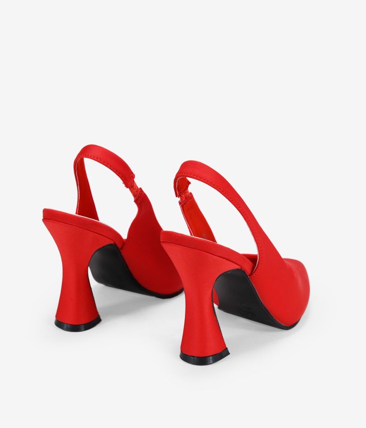 Rote Schuhe mit ausgestelltem Absatz