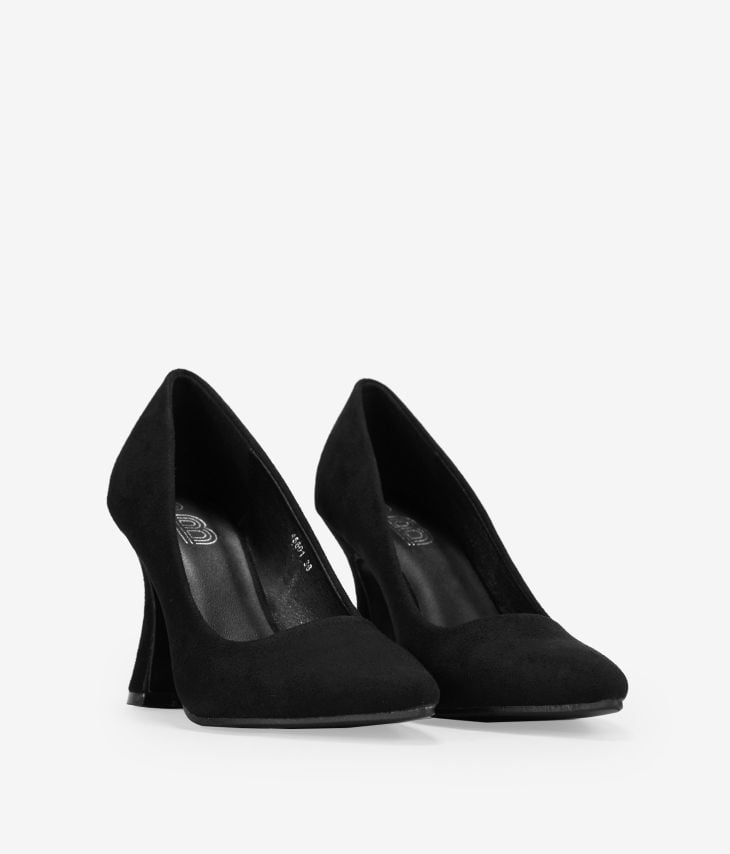 Schwarze Schuhe mit ausgestelltem Absatz
