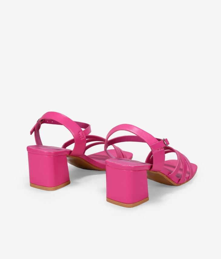 Sandália rosa com salto largo