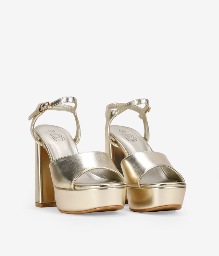Goldene Sandalen mit breitem Absatz