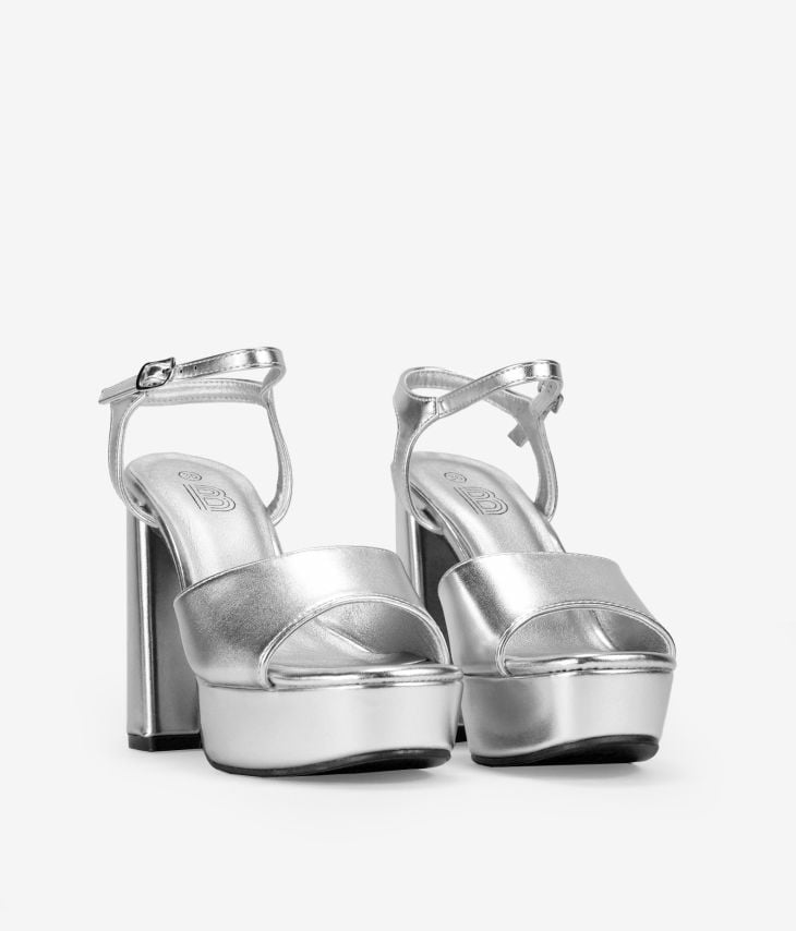 Silberne Sandalen mit breitem Absatz
