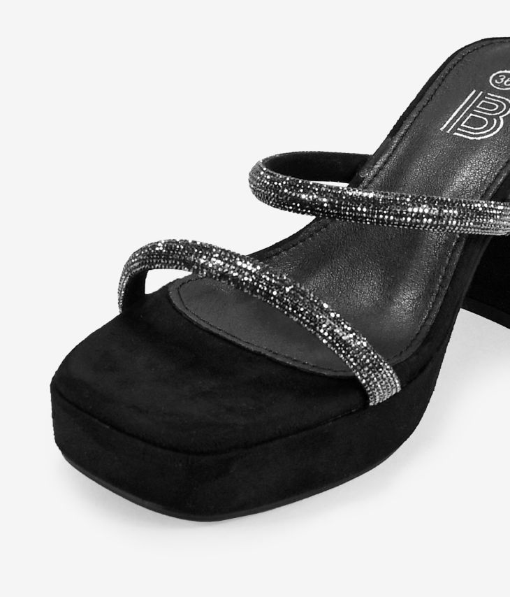 Schwarze Sandalen mit Diamanten und Spiralarmband