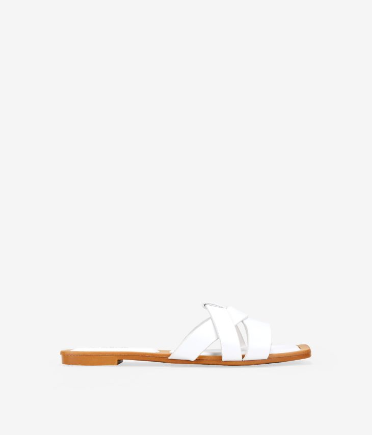 Flache weiße Sandalen mit eckiger Spitze