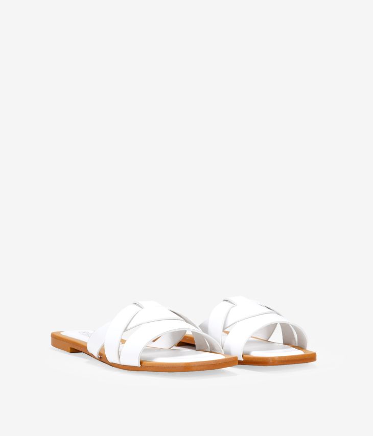 Sandalias planas blancas con puntera cuadrada