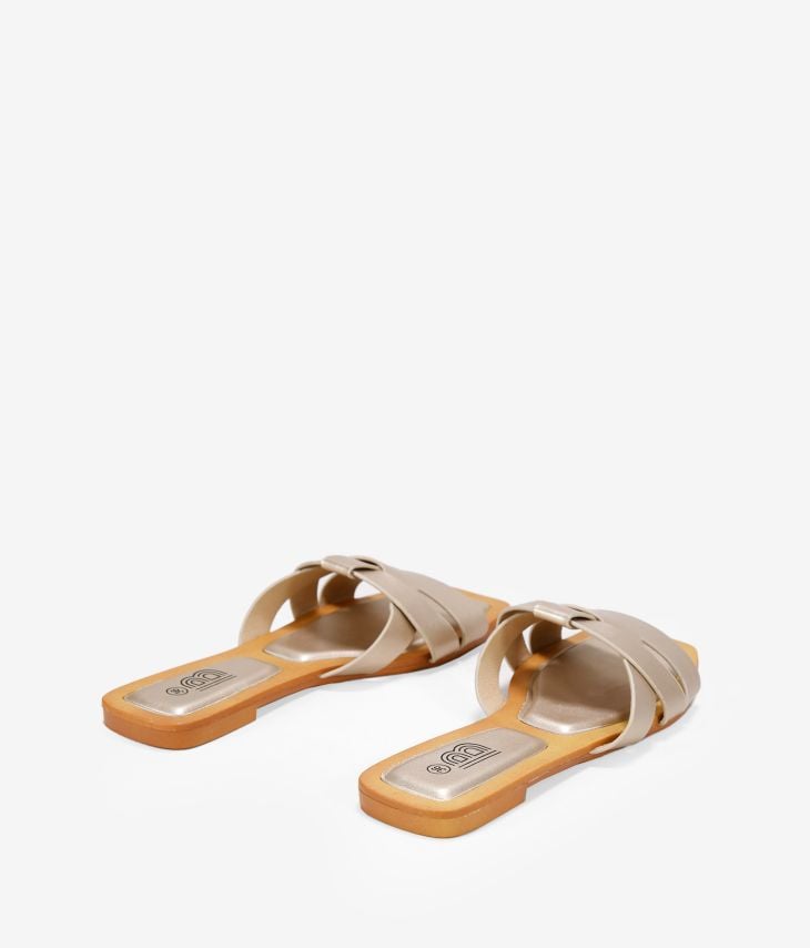 Sandália rasa dourada com bico quadrado