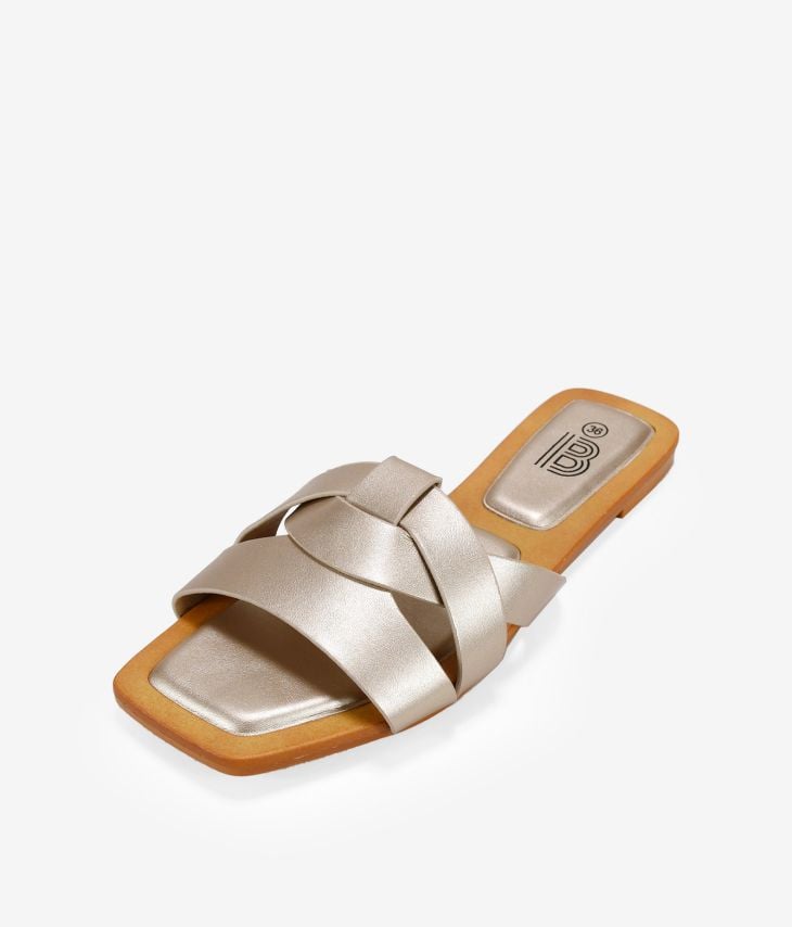 Sandália rasa dourada com bico quadrado