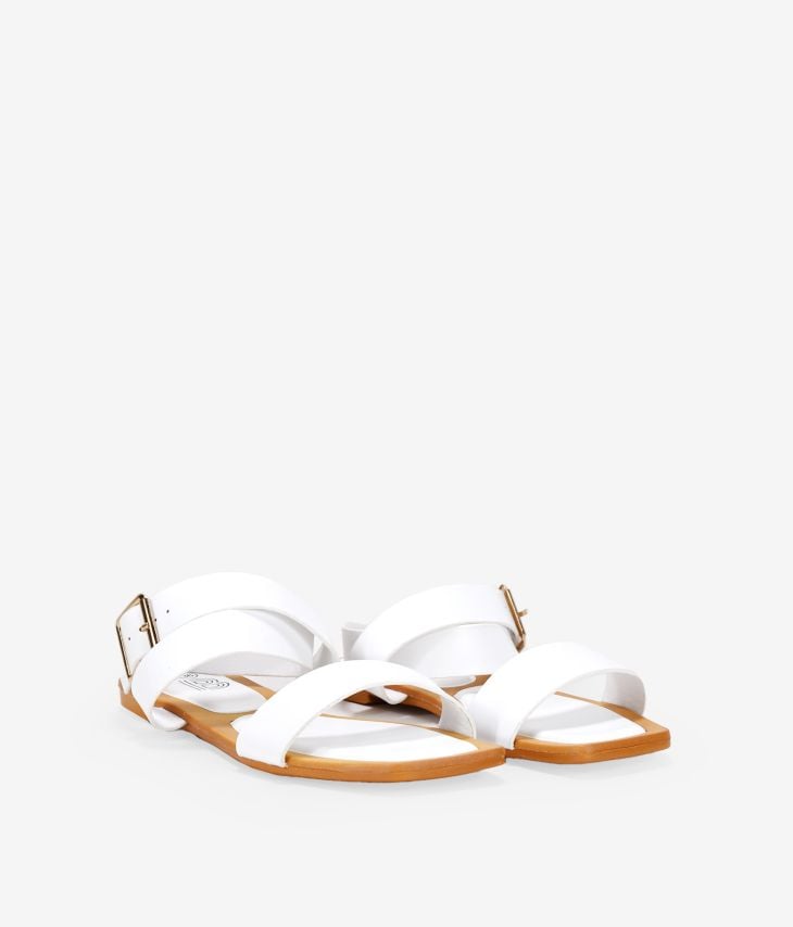 Flache weiße Sandalen mit Schnalle