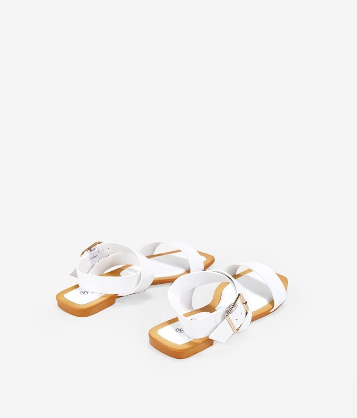 Flache weiße Sandalen mit Schnalle