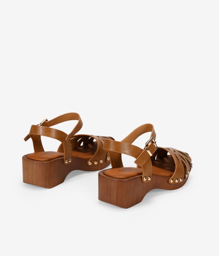 Sandalias marrones con suela de madera