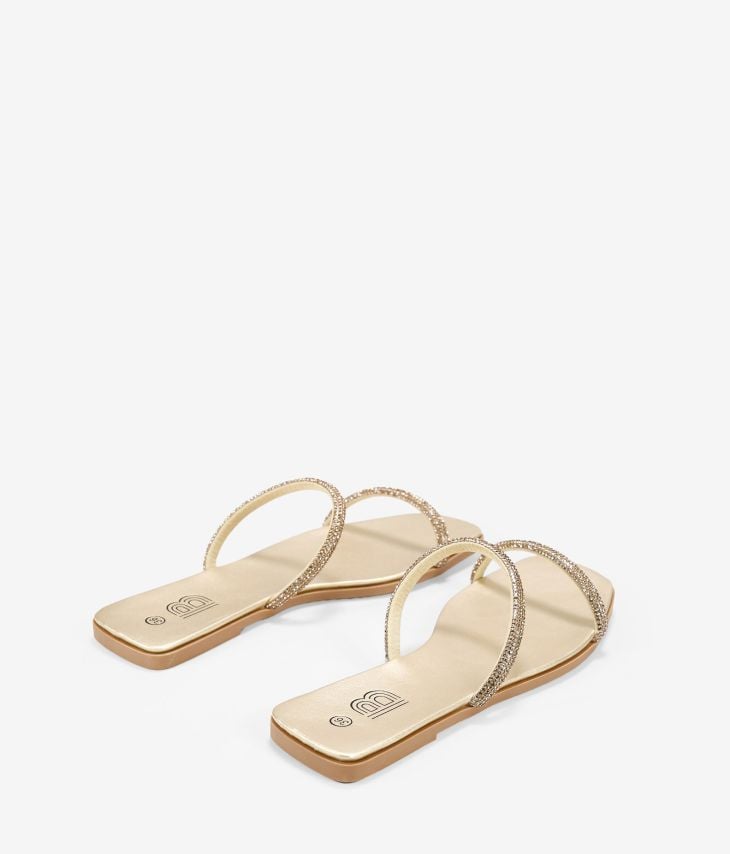 Goldene flache Sandalen mit zwei glänzenden Riemen