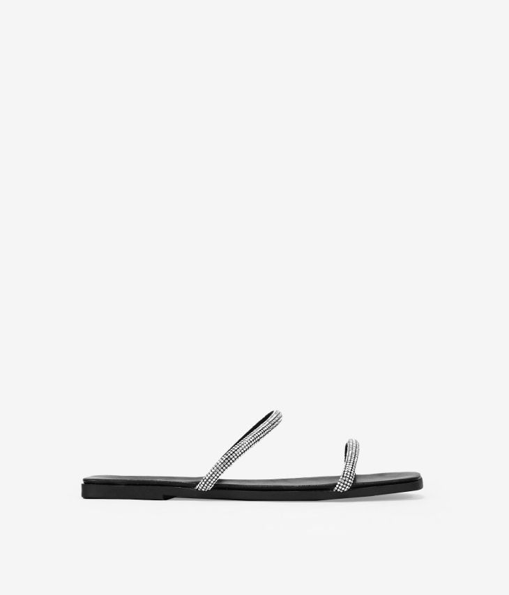 Schwarze flache Sandalen mit zwei glänzenden silbernen Riemen
