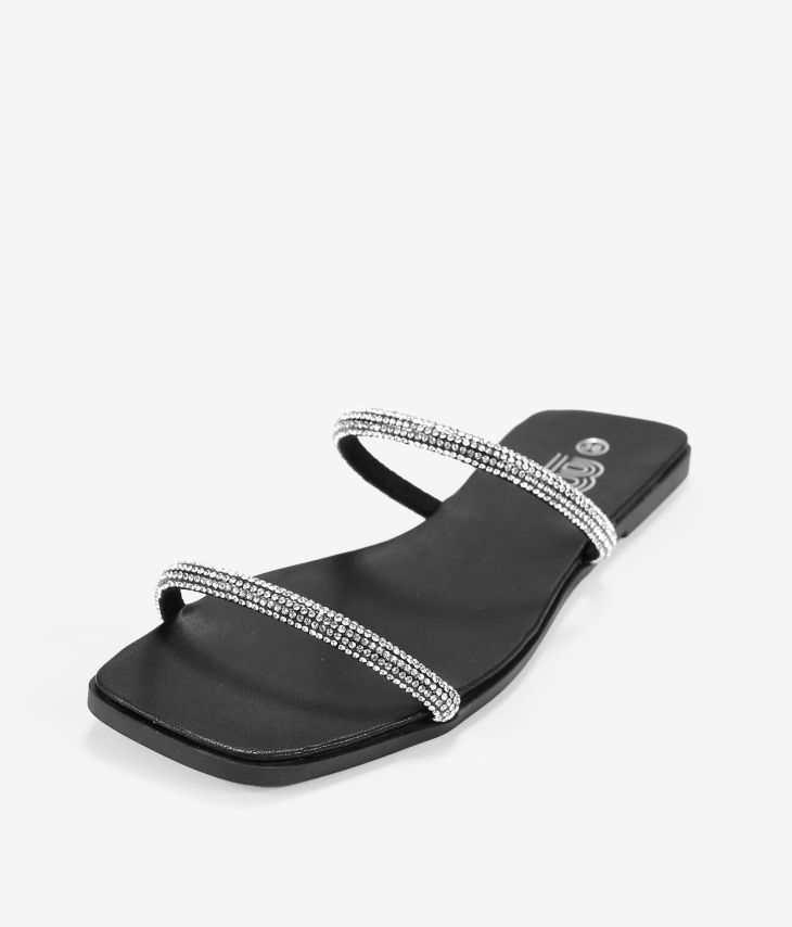 Schwarze flache Sandalen mit zwei glänzenden silbernen Riemen