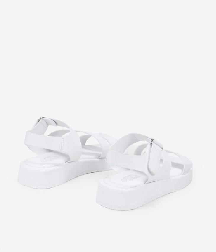 Weiße Sandalen mit Schnalle und Plateau