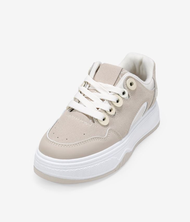 Beige skate shoes with laces