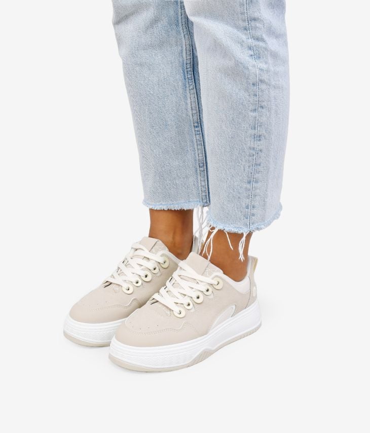 Beige skate shoes with laces