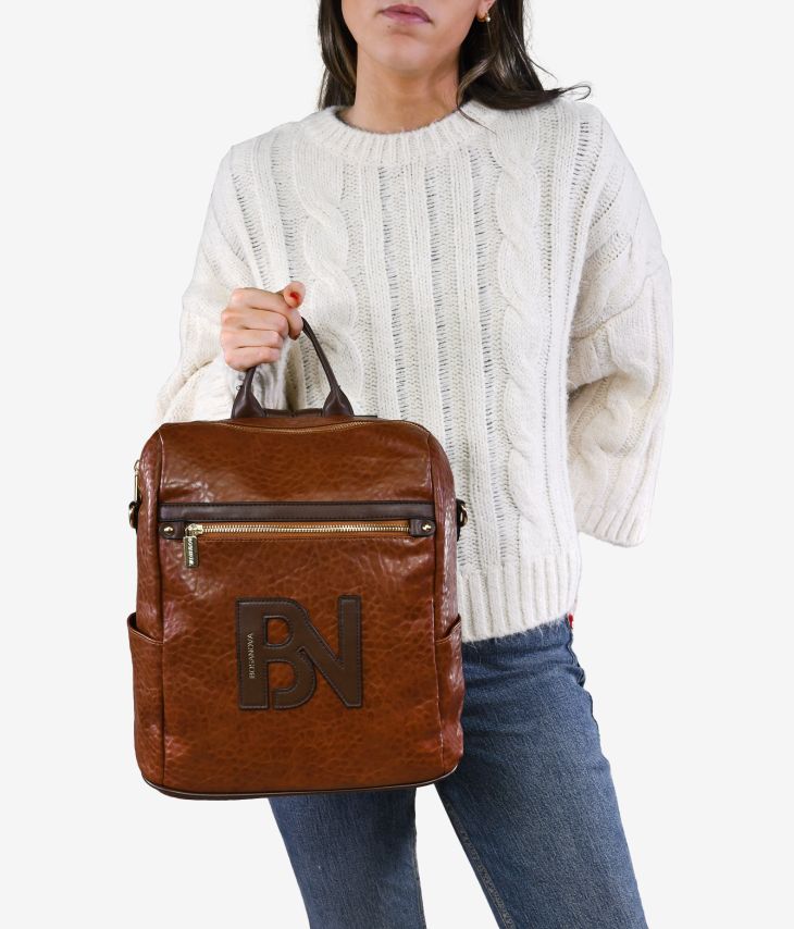Brauner Rucksack mit Reißverschluss und Logo