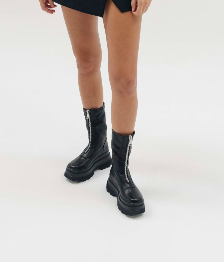 Schwarze Stiefel mit Reißverschluss und Profilsohle