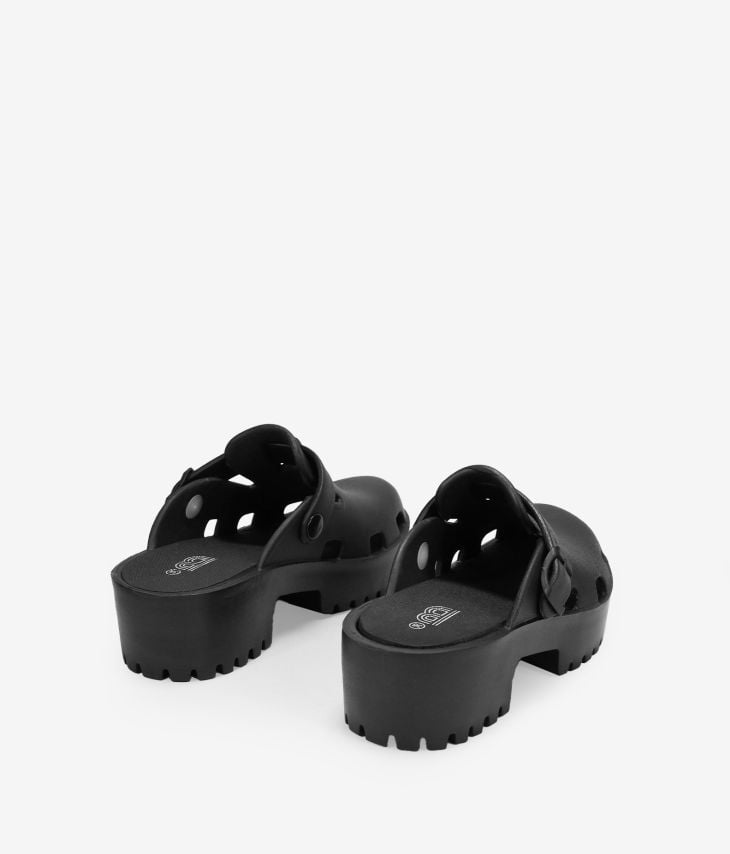 Sandálias pretas emborrachadas com plataforma e duas tiras