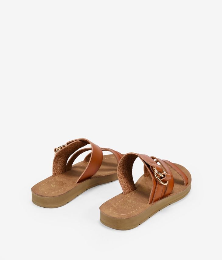 Sandales plates marron avec anneaux en métal