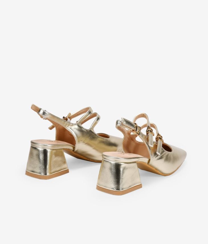 Goldene Schuhe mit doppelten Riemen und Absätzen