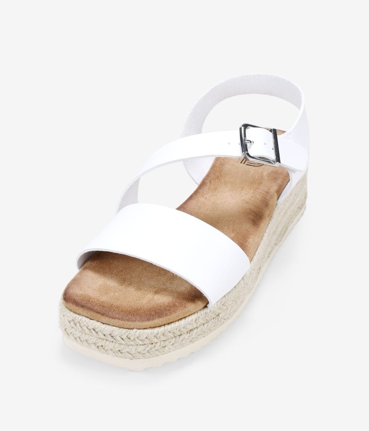 White platform sandals with esparto grass