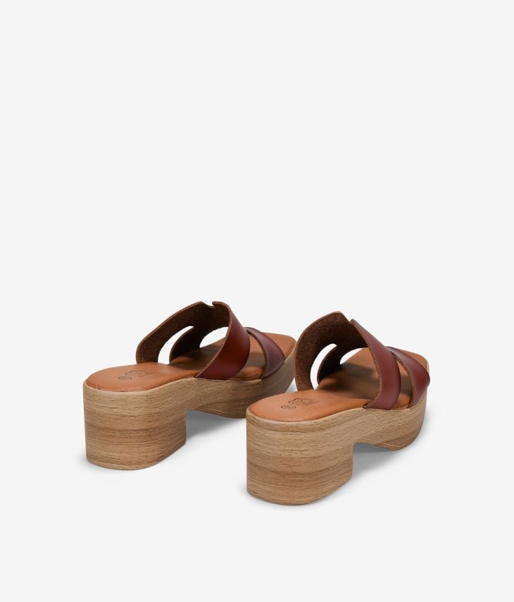 Sandalias abiertas marrones con tacón