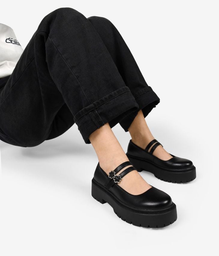 Sapatos pretos com tiras duplas e plataforma