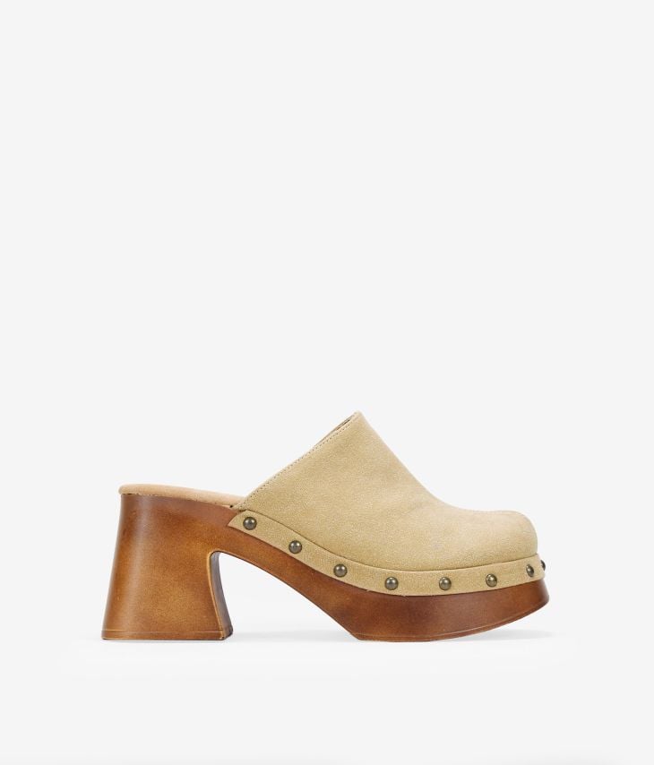 Sand clogs with wide heel and studs
